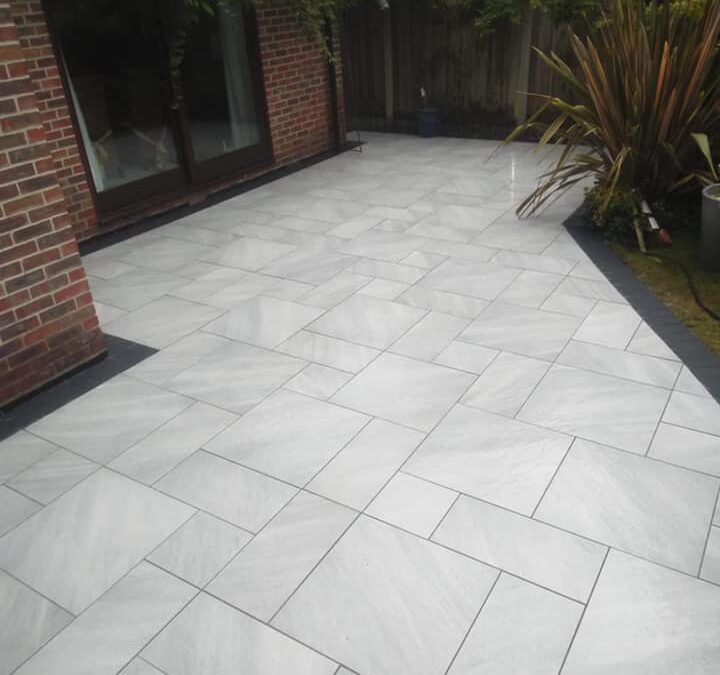 Porcelain patio with edging blocks – an incredible end result!